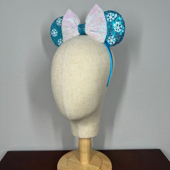 🎄 Winter Wonderland Minnie Ears | Disney-Inspired Christmas Mouse Ears Headband - Picture 3 of 5